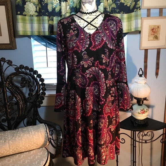 NorthStyle Dresses & Skirts - NorthStyle long sleeve v neck crisscross detail floral sweater dress